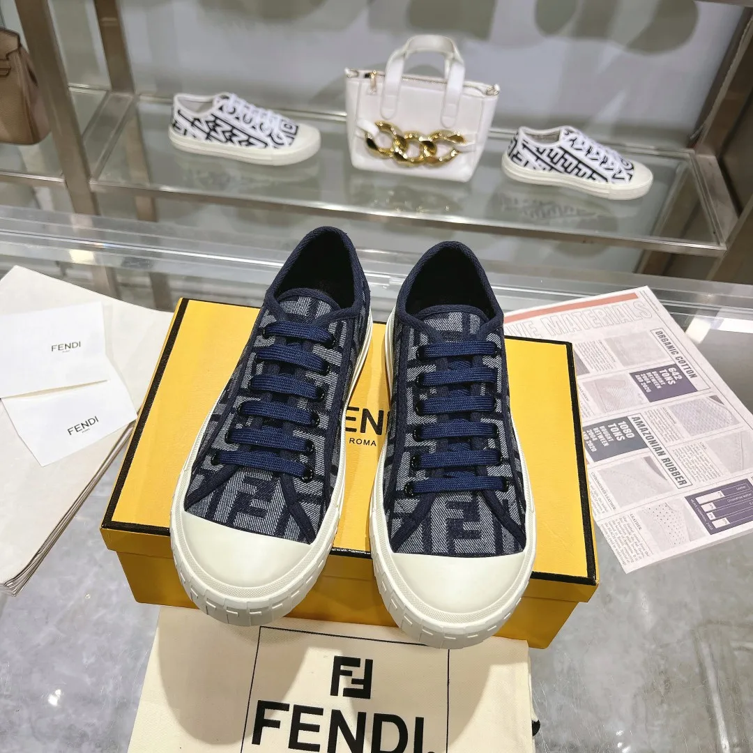 Couple style 💰460❤️Fendi Fendi's latest couple canvas shoes ❑ Fabric: Original customized imported jacquard canvas material ❑ Inner lining: Imported canvas material ❑ Sole: Original molded non-slip TPU outsole ❑ Bottom thickness: 2.5cm ❑ Size: Women's 35-40/Men's 39-45